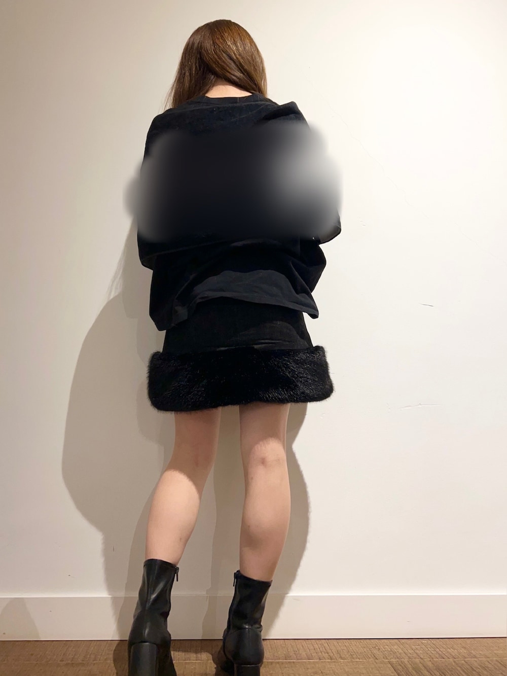 ブラック系のブーツ、ブラック系のスカートを着用したレディースの冬コーディネートの3枚目の写真