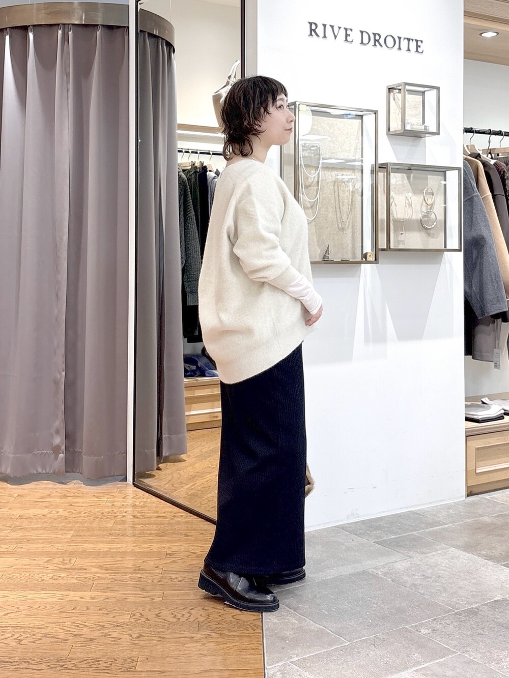 ベージュ系のニット/セーター、ホワイト系のTシャツ/カットソー、イエロー系のハンドバッグを着用したレディースの秋コーディネートの2枚目の写真