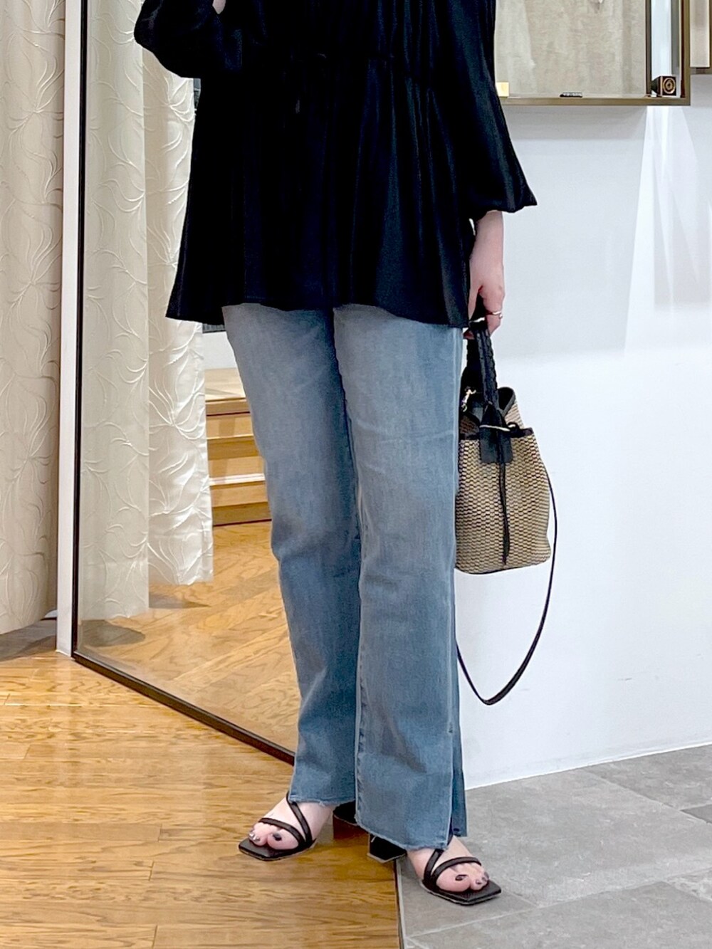 ブラウン系のキャミソール、ブラック系のシャツ/ブラウス、ブラック系のハンドバッグを着用したレディースの春コーディネートの4枚目の写真