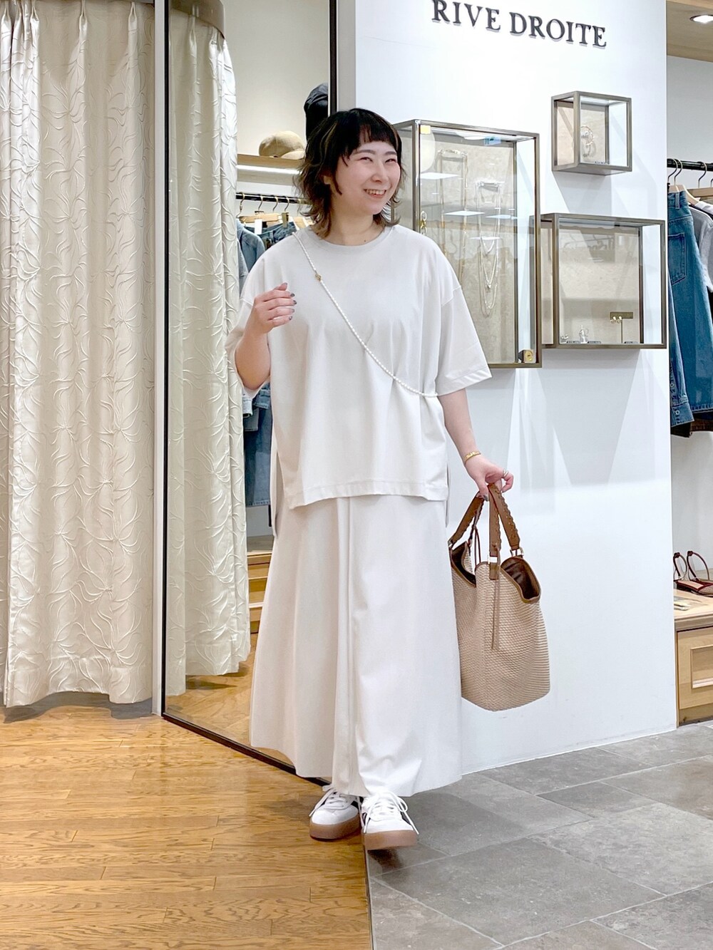 ホワイト系のTシャツ/カットソー、ピンク系のシャツ/ブラウス、ホワイト系のスカートを着用したレディースの春コーディネートの5枚目の写真
