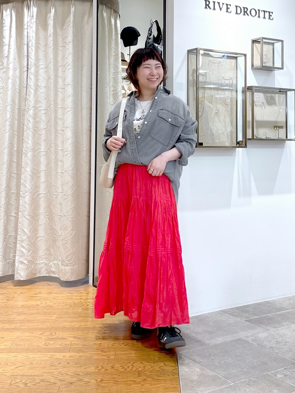 グレー系のシャツ/ブラウス、ホワイト系のTシャツ/カットソー、ホワイト系のハンドバッグを着用したレディースの春コーディネートの4枚目の写真