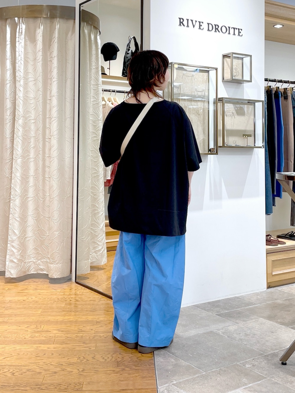 ホワイト系のハンドバッグ、ブラック系のTシャツ/カットソー、ブルー系のその他パンツを着用したレディースの夏コーディネートの3枚目の写真