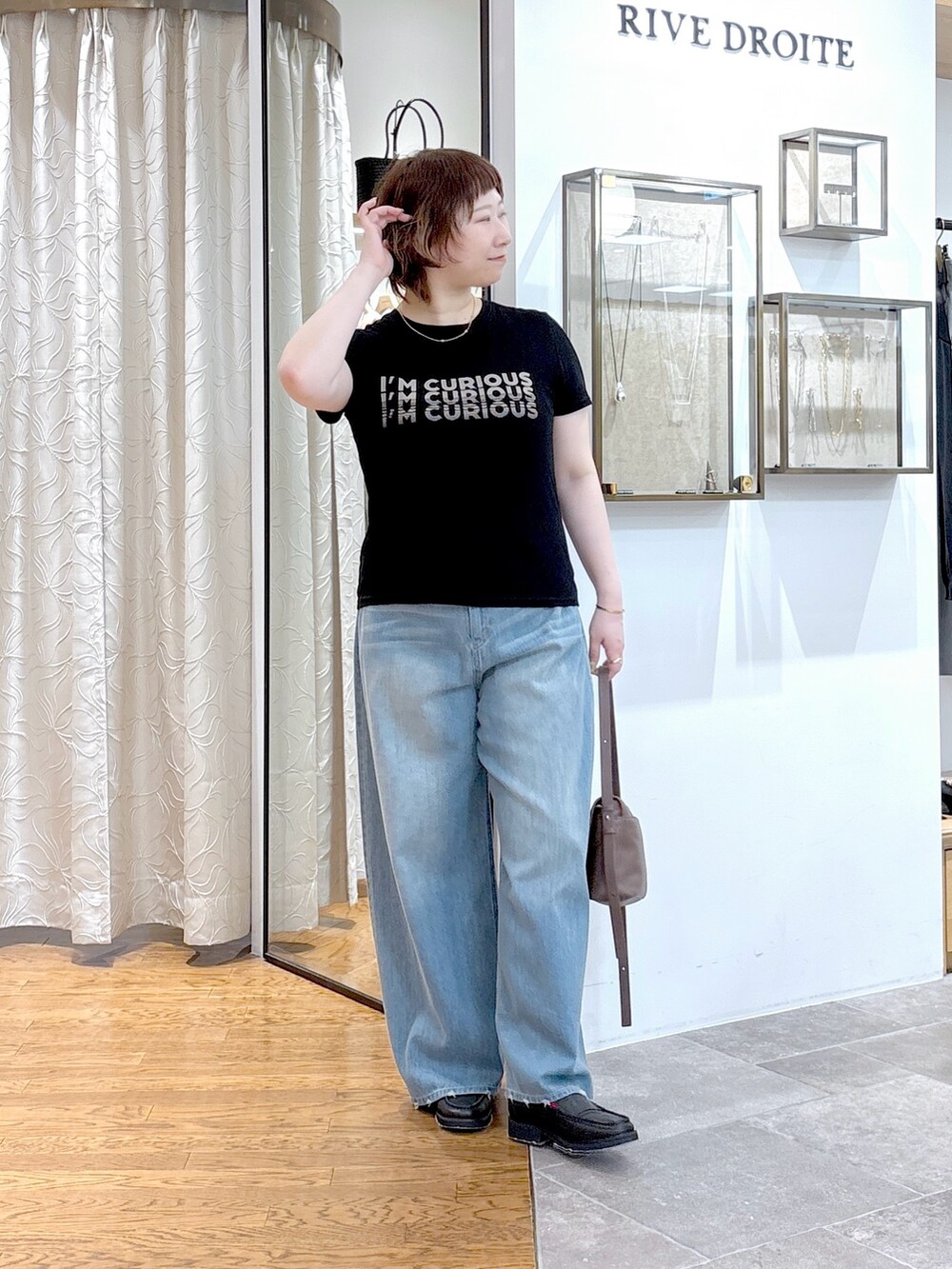 ブラック系のTシャツ/カットソー、ブラウン系のショルダーバッグ、ブルー系のデニムパンツを着用したレディースの夏コーディネートの2枚目の写真