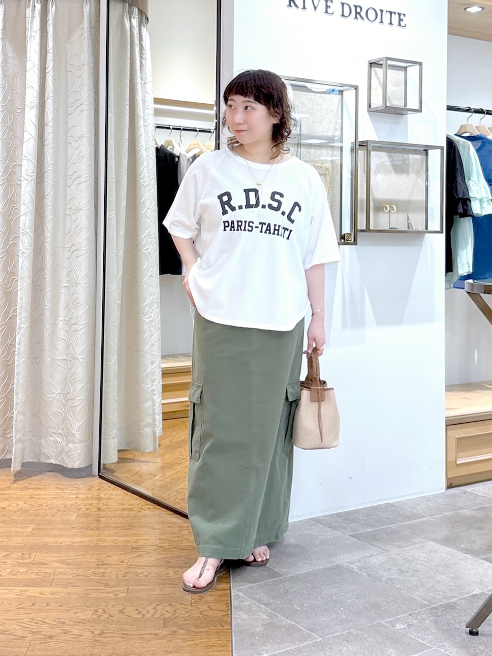 ブラウン系のハンドバッグ、ホワイト系のTシャツ/カットソー、ホワイト系のシャツ/ブラウスを着用したレディースの夏コーディネートの5枚目の写真