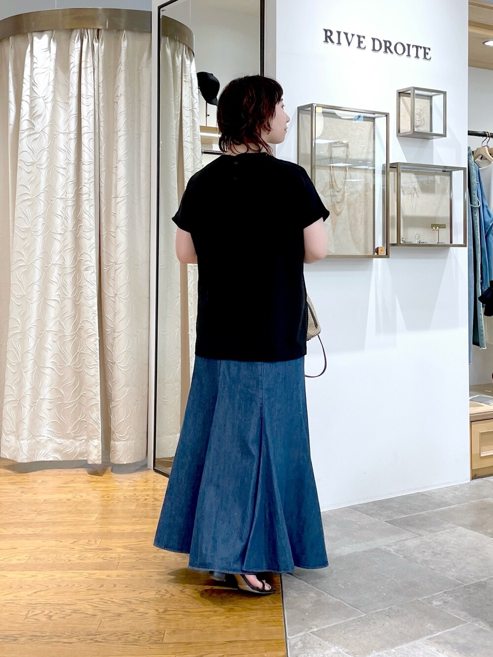 ブラック系のシャツ/ブラウス、ブルー系のスカート、ブラック系のハンドバッグを着用したレディースの春コーディネートの3枚目の写真