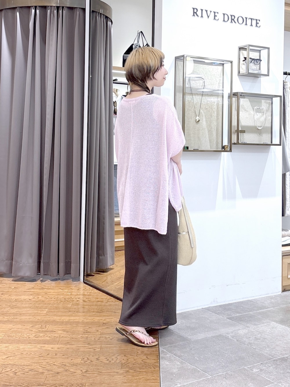 ブラウン系のワンピース、ピンク系のニット/セーター、ベージュ系のショルダーバッグを着用したレディースの夏コーディネートの2枚目の写真