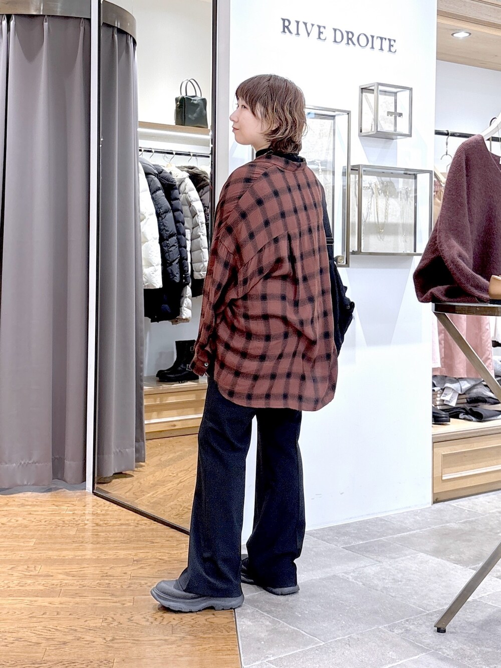 ブラウン系のシャツ/ブラウス、ブラック系のその他パンツ、ゴールド系のネックレスを着用したレディースの秋コーディネートの2枚目の写真