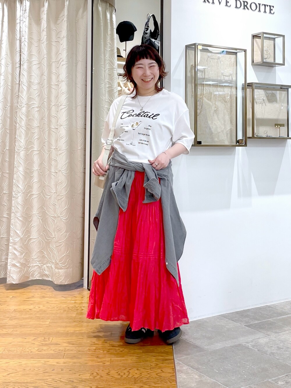 グレー系のシャツ/ブラウス、ホワイト系のTシャツ/カットソー、ホワイト系のハンドバッグを着用したレディースの春コーディネートの2枚目の写真