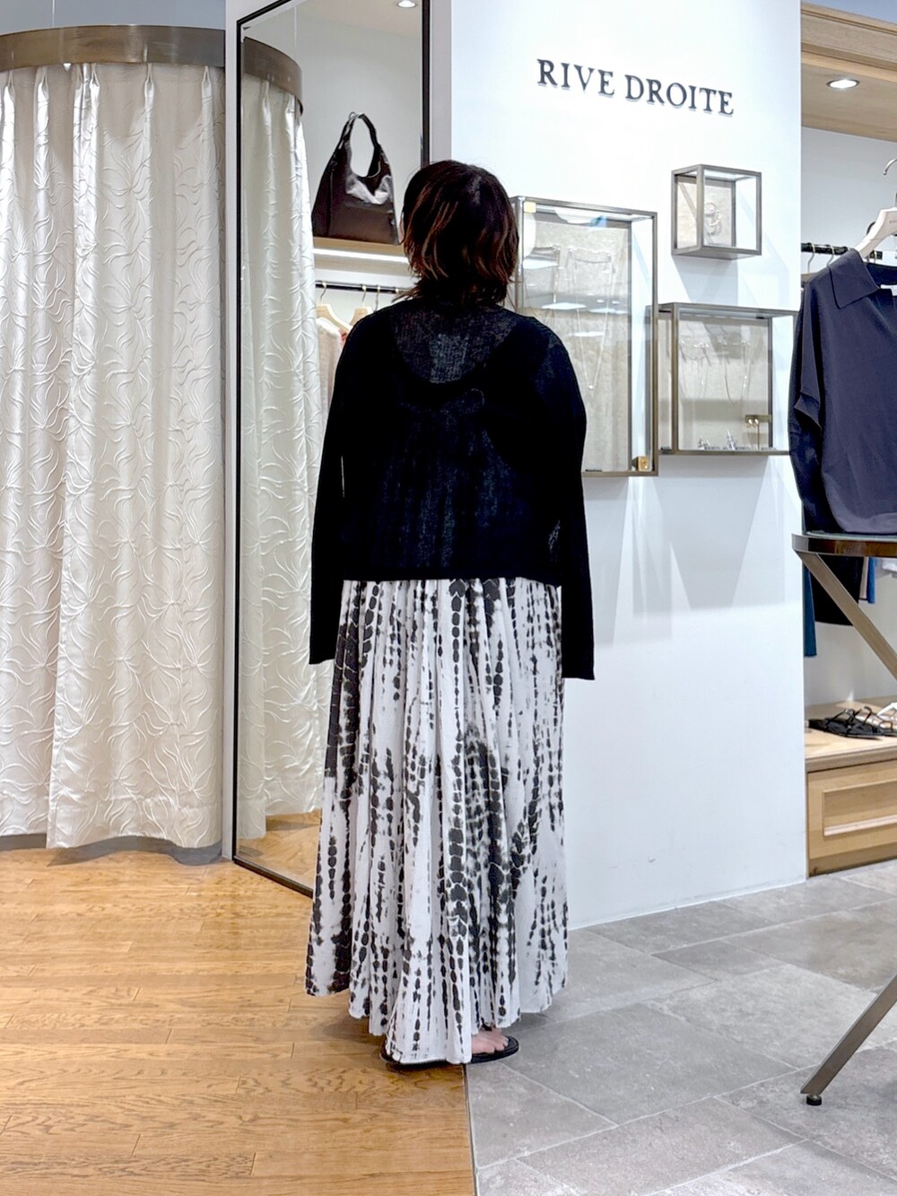 ブラック系のカーディガン/ボレロ、ブラック系のニット/セーター、ブラック系のワンピースを着用したレディースの夏コーディネートの3枚目の写真