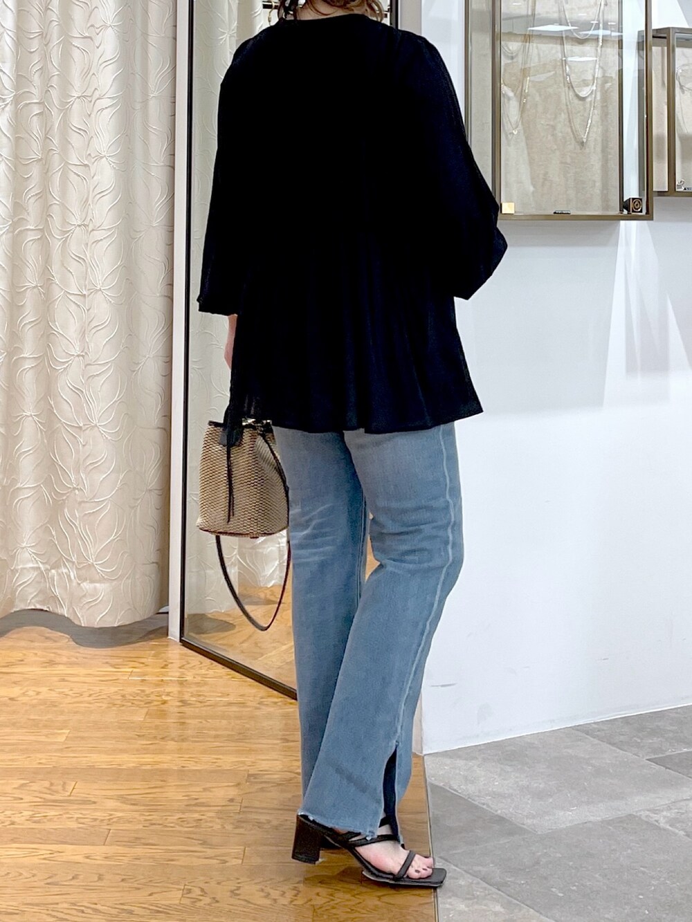 ブラウン系のキャミソール、ブラック系のシャツ/ブラウス、ブラック系のハンドバッグを着用したレディースの春コーディネートの5枚目の写真