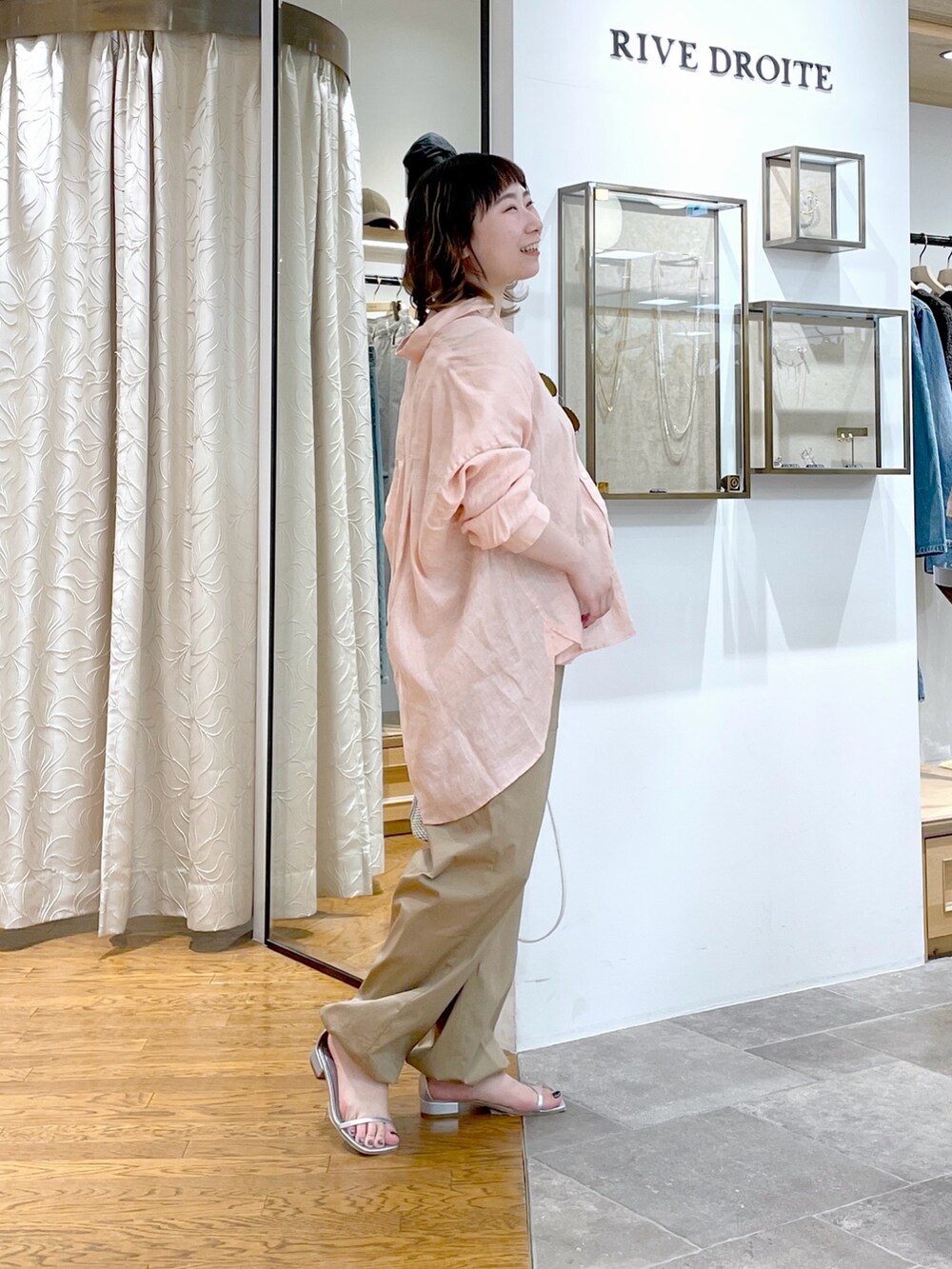 ピンク系のシャツ/ブラウス、ホワイト系のハンドバッグ、ベージュ系のその他パンツを着用したレディースの春コーディネートの3枚目の写真