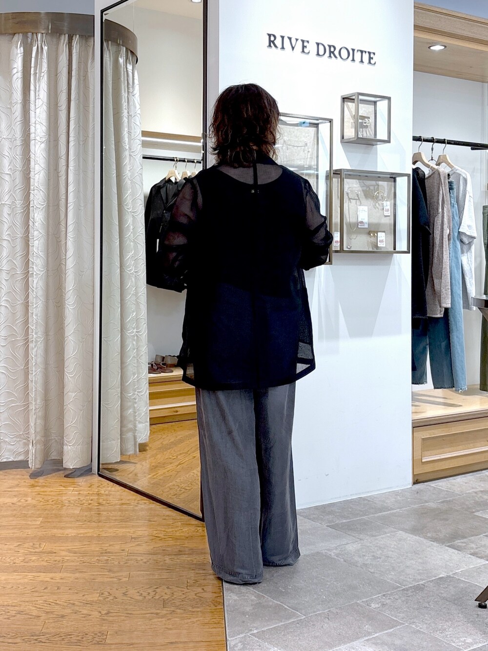 ブラック系のボディバッグ/ウエストポーチ、ブラック系のその他パンツ、ブラック系のローファーを着用したレディースの夏コーディネートの3枚目の写真