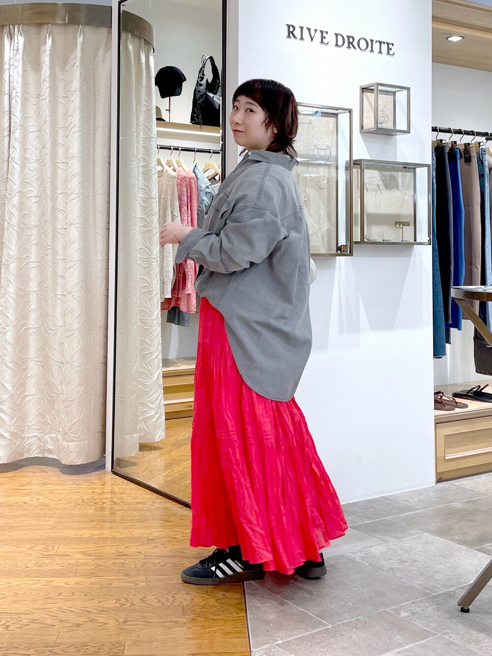 グレー系のシャツ/ブラウス、ホワイト系のTシャツ/カットソー、ホワイト系のハンドバッグを着用したレディースの春コーディネートの5枚目の写真