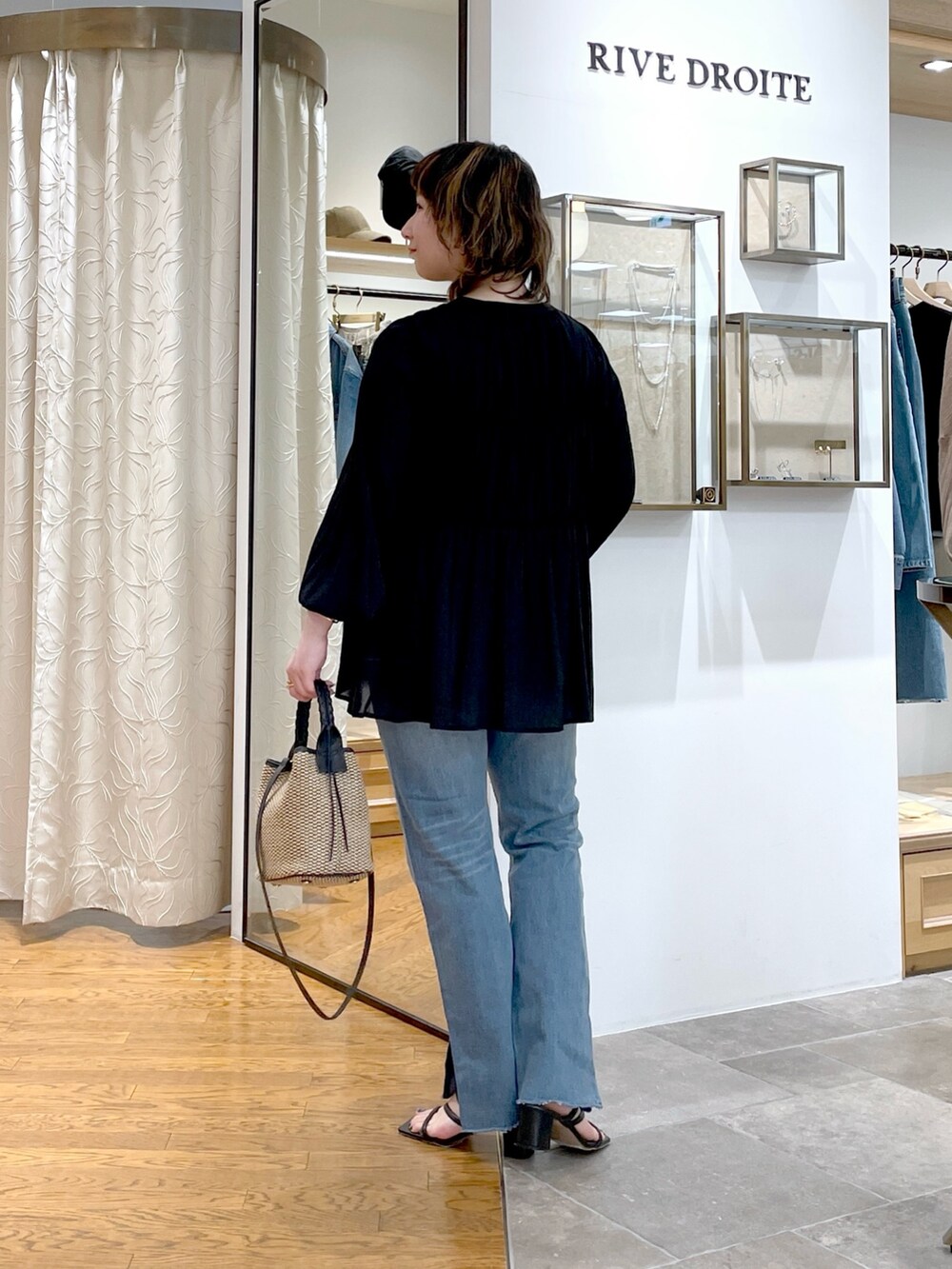 ブラウン系のキャミソール、ブラック系のシャツ/ブラウス、ブラック系のハンドバッグを着用したレディースの春コーディネートの3枚目の写真