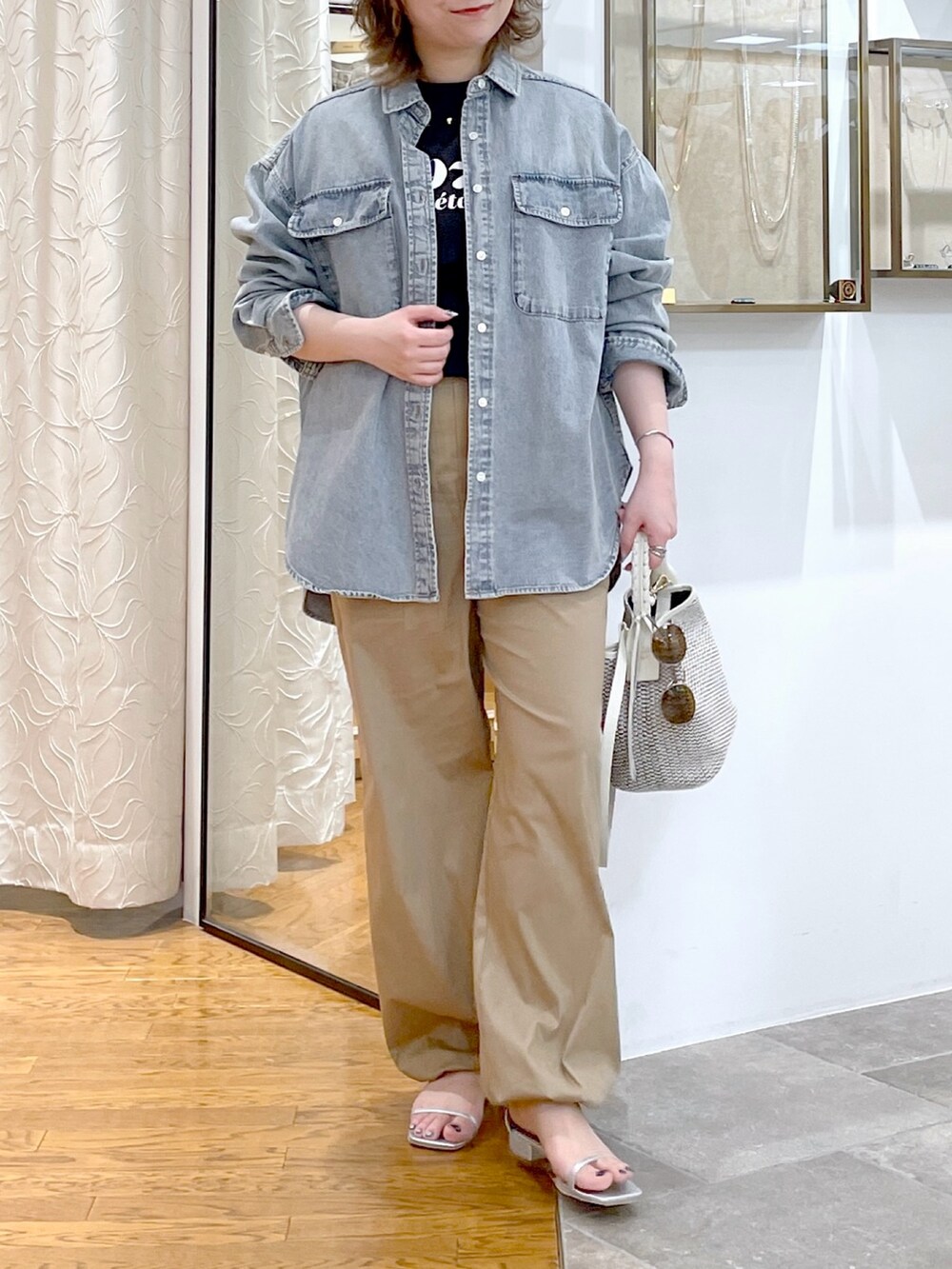 グレー系のTシャツ/カットソー、ホワイト系のハンドバッグ、ブルー系のシャツ/ブラウスを着用したレディースの春コーディネートの5枚目の写真