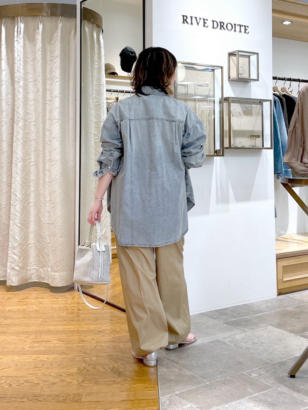 グレー系のTシャツ/カットソー、ホワイト系のハンドバッグ、ブルー系のシャツ/ブラウスを着用したレディースの春コーディネートの4枚目の写真