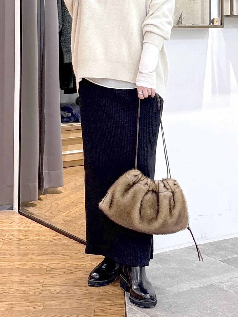 ベージュ系のニット/セーター、ホワイト系のTシャツ/カットソー、イエロー系のハンドバッグを着用したレディースの秋コーディネートの3枚目の写真