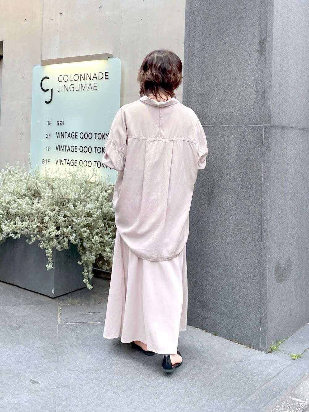 グレー系のシャツ/ブラウス、グレー系のスカート、ブラック系のパンプスを着用したレディースの春コーディネートの3枚目の写真