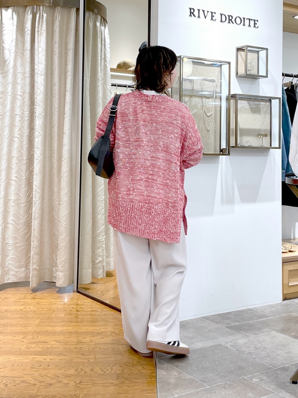 「RIVEDROITE、大人カジュアル、骨格ストレート、イエベ春、ぽっちゃり、ロゴT、Tシャツ、カーディガン、羽織り、ワイドパンツ、スラックス、スニーカーコーデ、ボディバッグ」|「RIVE DROITEの【R.good(アールドットグッド)】コインショートネックレス(ネックレス、ゴールド系)」を使った、rd_canaさん(骨格ストレート・レディース・158cm)の春コーディネートの3枚目の写真