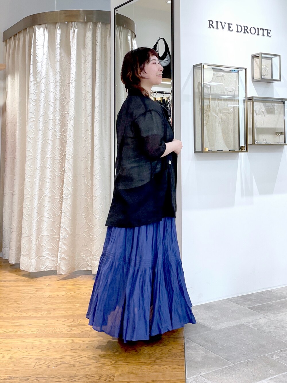 ホワイト系のTシャツ/カットソー、ブラック系のテーラードジャケット、ブラック系のハンドバッグを着用したレディースの夏コーディネートの2枚目の写真