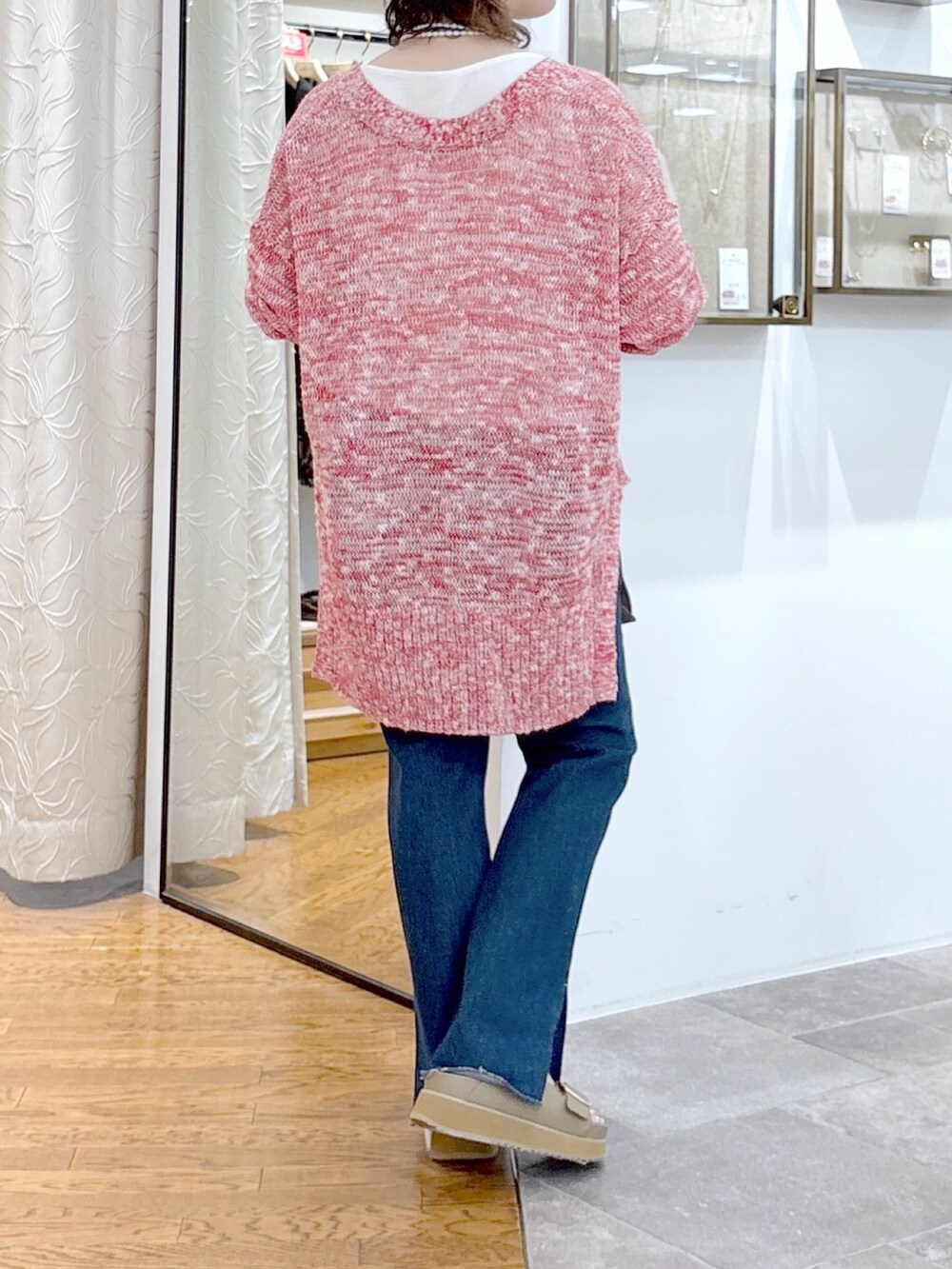 ホワイト系のタンクトップ、レッド系のカーディガン/ボレロ、グリーン系のハンドバッグを着用したレディースの夏コーディネートの3枚目の写真