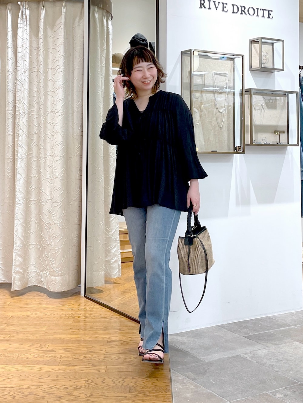 ブラウン系のキャミソール、ブラック系のシャツ/ブラウス、ブラック系のハンドバッグを着用したレディースの春コーディネートの7枚目の写真