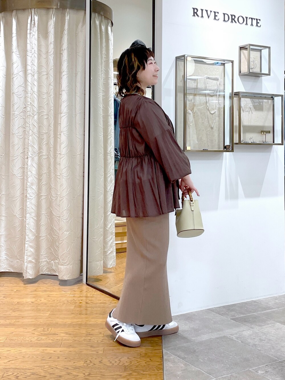 ホワイト系のTシャツ/カットソー、ブラウン系のシャツ/ブラウス、ブラウン系のスカートを着用したレディースの春コーディネートの3枚目の写真