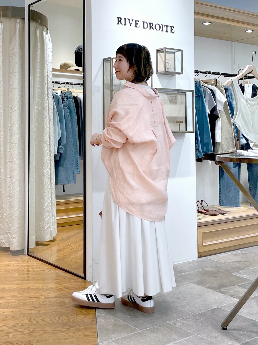ホワイト系のTシャツ/カットソー、ピンク系のシャツ/ブラウス、ホワイト系のスカートを着用したレディースの春コーディネートの3枚目の写真