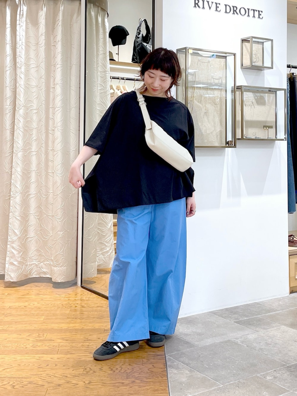 ホワイト系のハンドバッグ、ブラック系のTシャツ/カットソー、ブルー系のその他パンツを着用したレディースの夏コーディネートの4枚目の写真