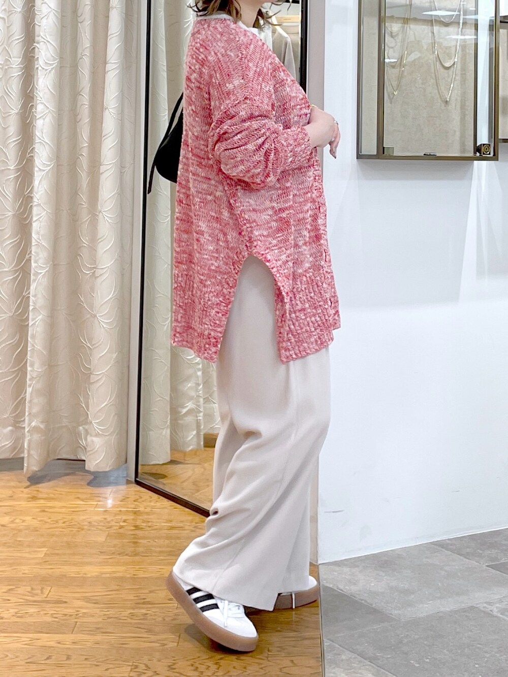 「RIVEDROITE、大人カジュアル、骨格ストレート、イエベ春、ぽっちゃり、ロゴT、Tシャツ、カーディガン、羽織り、ワイドパンツ、スラックス、スニーカーコーデ、ボディバッグ」|「RIVE DROITEの【R.good(アールドットグッド)】コインショートネックレス(ネックレス、ゴールド系)」を使った、rd_canaさん(骨格ストレート・レディース・158cm)の春コーディネートの4枚目の写真