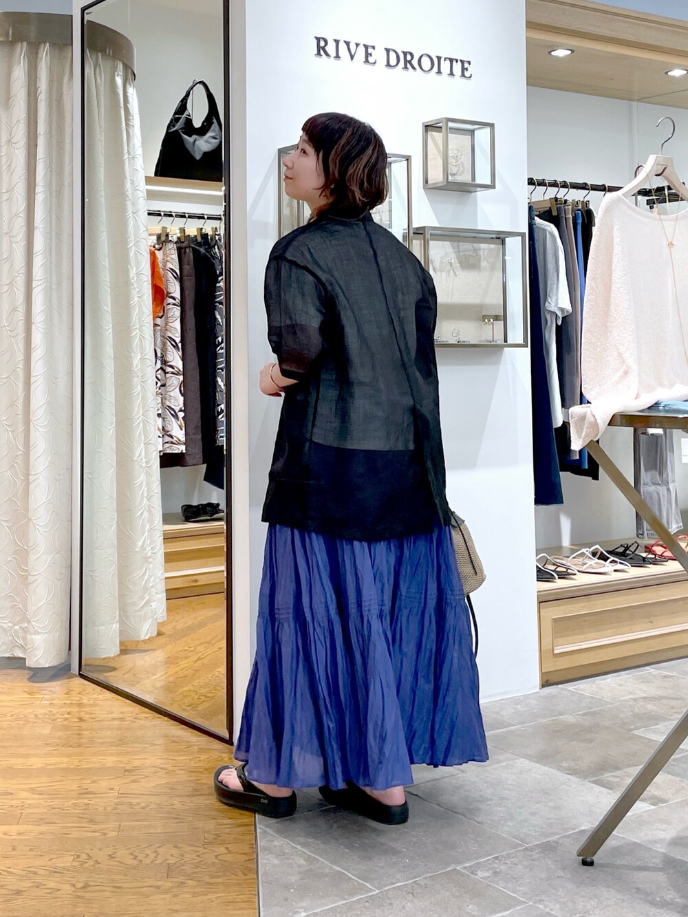 ホワイト系のTシャツ/カットソー、ブラック系のテーラードジャケット、ブラック系のハンドバッグを着用したレディースの夏コーディネートの3枚目の写真