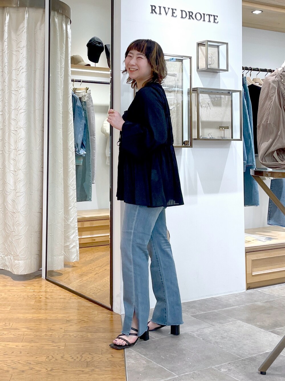 ブラウン系のキャミソール、ブラック系のシャツ/ブラウス、ブラック系のハンドバッグを着用したレディースの春コーディネートの2枚目の写真