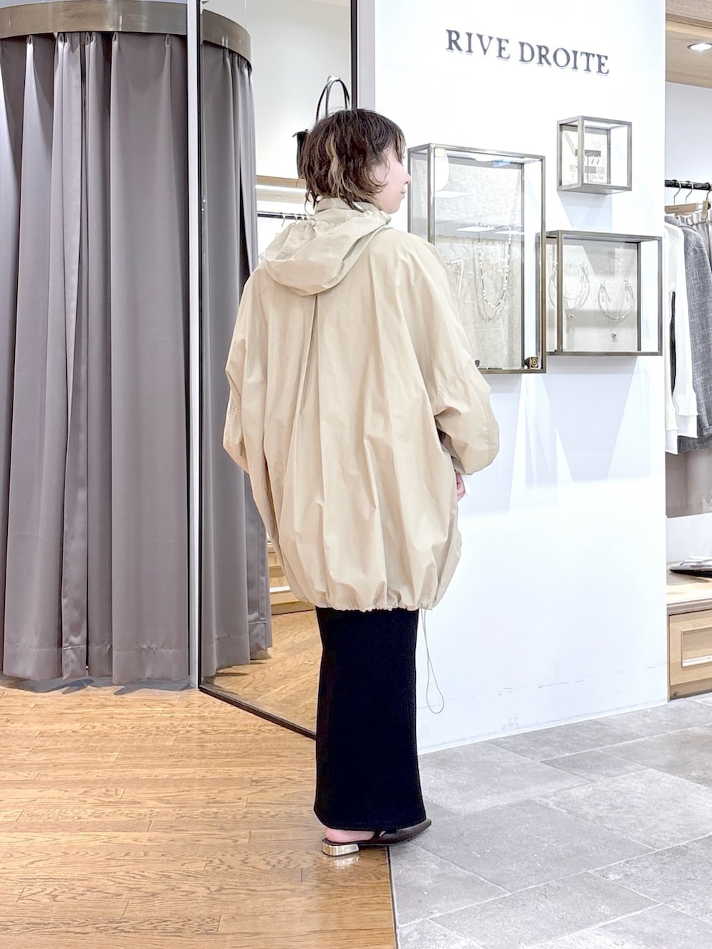 ベージュ系のその他アウター、ブラック系のワンピース、ブラウン系のその他シューズを着用したレディースの春コーディネートの3枚目の写真