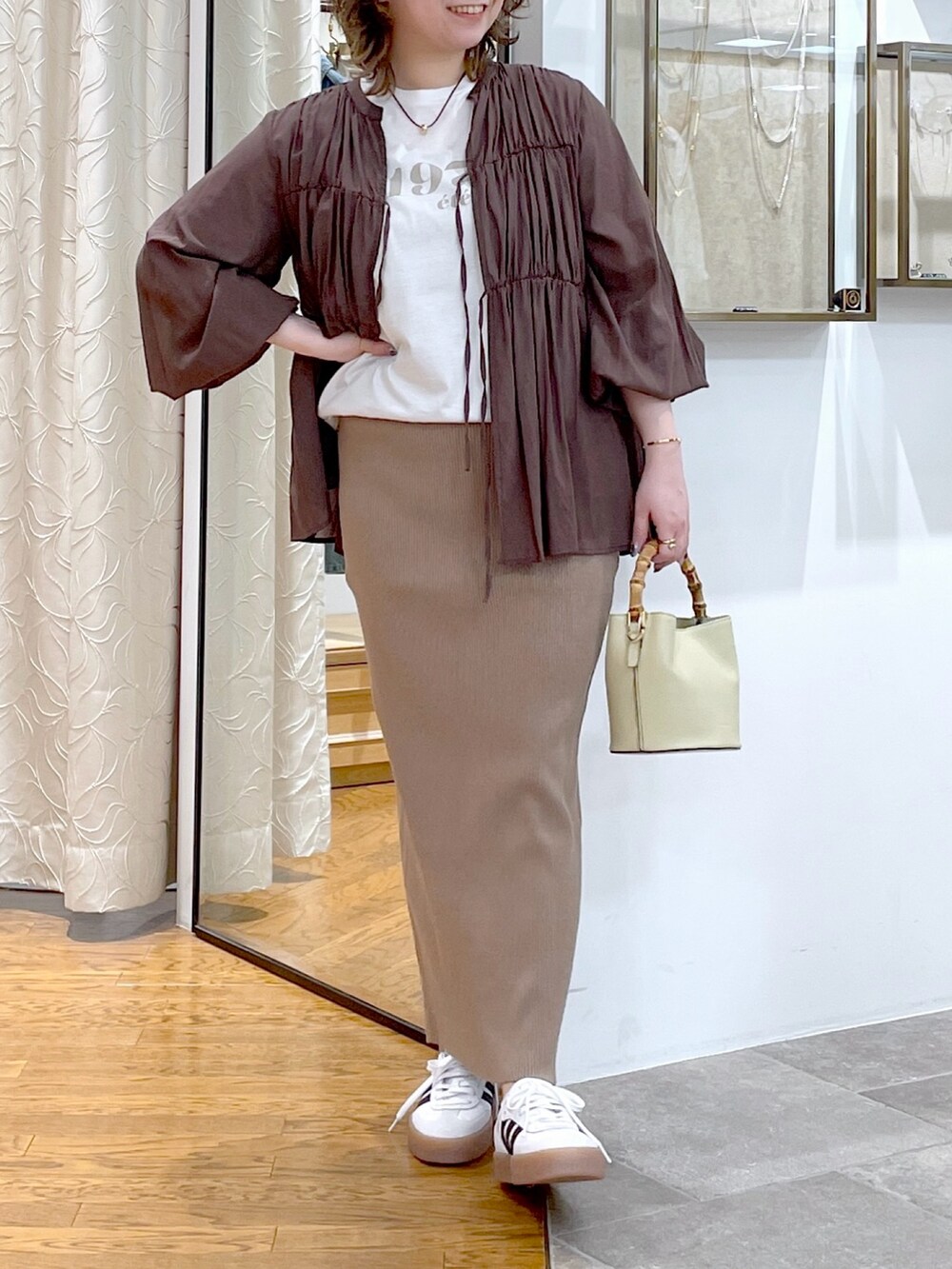 ホワイト系のTシャツ/カットソー、ブラウン系のシャツ/ブラウス、ブラウン系のスカートを着用したレディースの春コーディネートの4枚目の写真