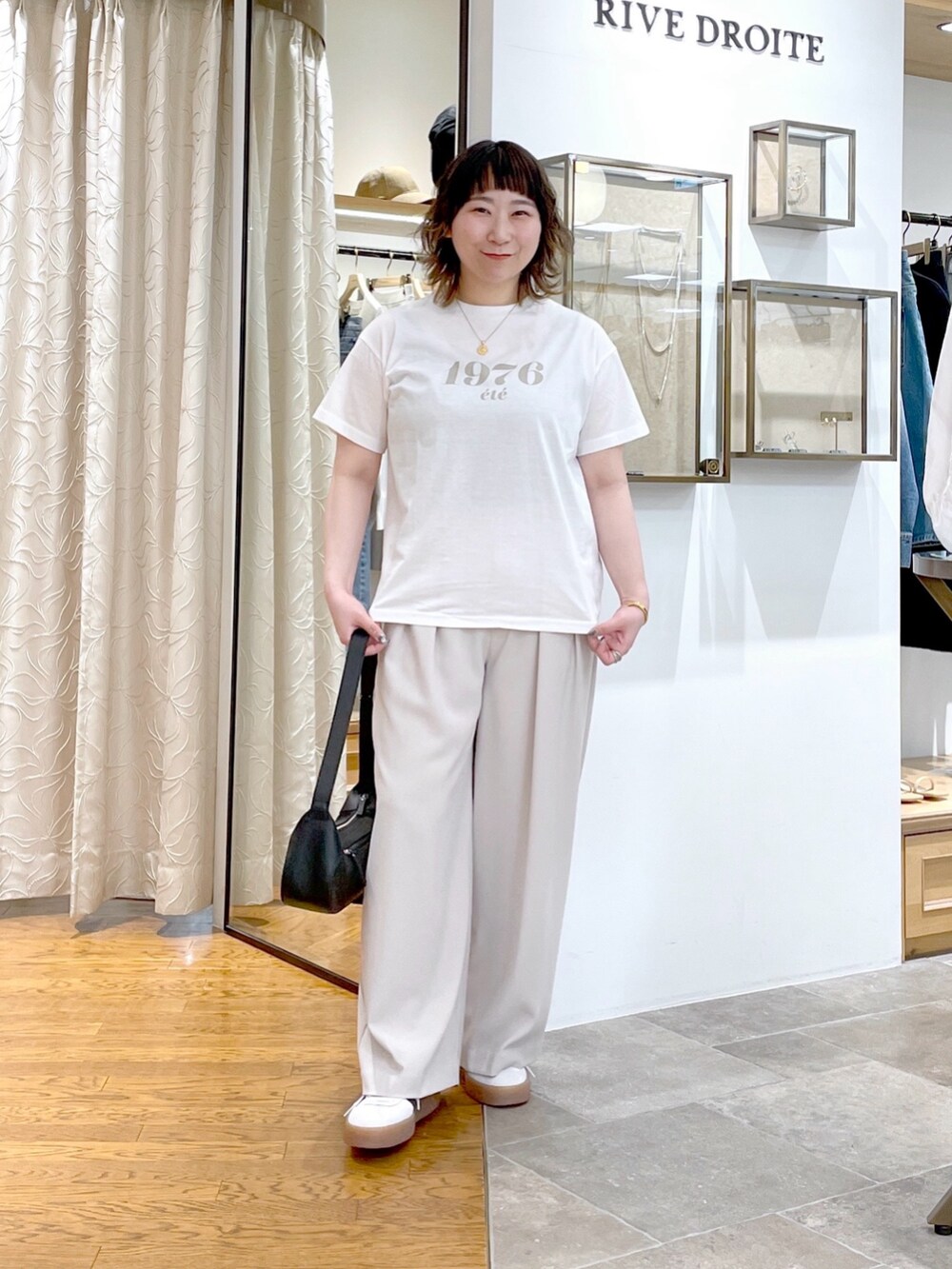 「RIVEDROITE、ロゴT、大人カジュアル、骨格ストレート、イエベ春、Tシャツ、スラックス、ワイドパンツ、ボディバッグ、スニーカーコーデ」|「RIVE DROITEの【R.good(アールドットグッド)】コインショートネックレス(ネックレス、ゴールド系)」を使った、rd_canaさん(骨格ストレート・レディース・158cm)の春コーディネートの2枚目の写真