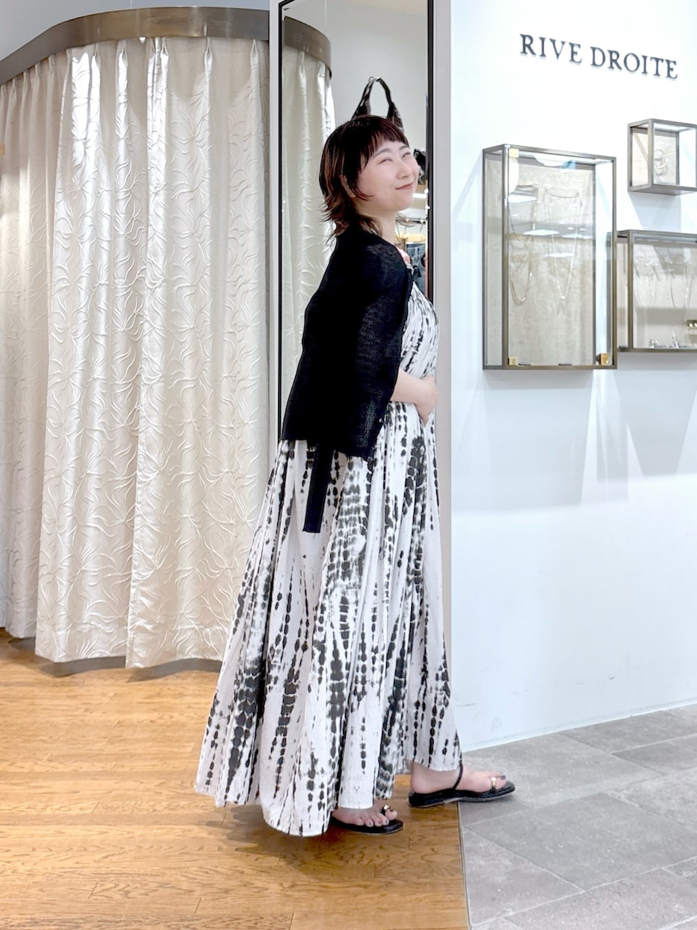 ブラック系のカーディガン/ボレロ、ブラック系のニット/セーター、ブラック系のワンピースを着用したレディースの夏コーディネートの2枚目の写真