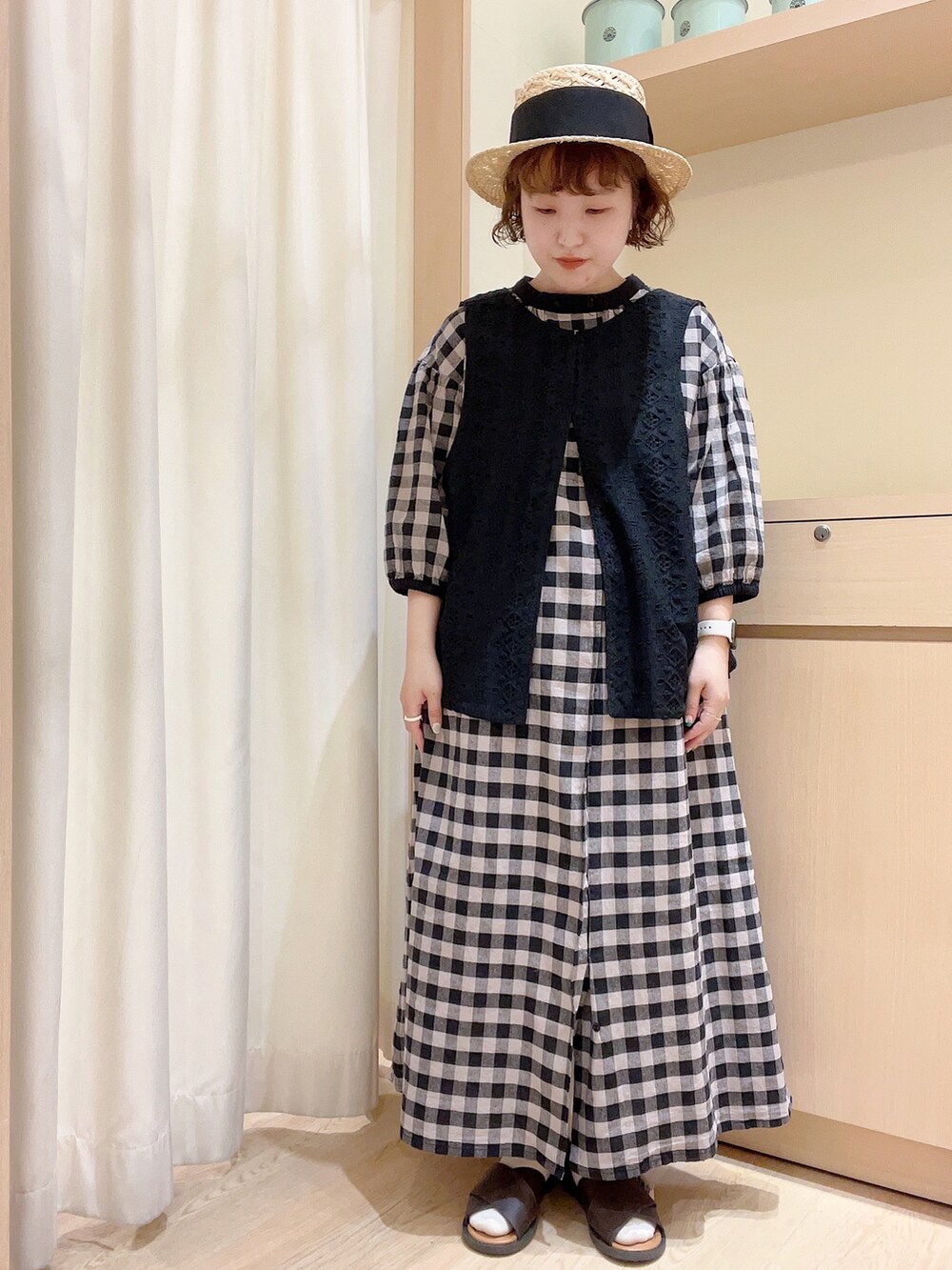 「サマンサ モスモス(Samansa Mos2)、Samansa Mos2、レースベスト、ベスト、レイヤードスタイル、チェックワンピース、ワンピース、おでかけコーデ、低身長コーデ、ガーリー、ナチュラル、おしゃれさんと繋がりたい」｜「Samansa Mos2のお花とつぼみの刺繍ペチパンツ（その他パンツ、ホワイト系）」を使った、orinaさん（レディース・153cm）の春コーディネートの5枚目の写真