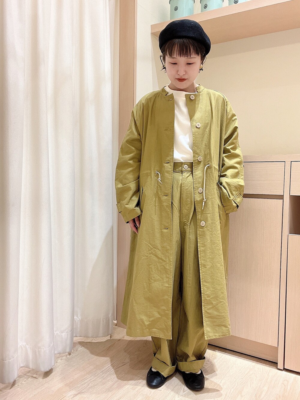 「sm2rhythm、サマンサモスモスリズム、セットアップ、セットアップスタイル、春アウター、バルーンパンツ、イエロー、春服、カジュアルコーデ、大人カジュアル、低身長コーデ、おしゃれさんと繋がりたい」｜「sm2rhythmのスタンドカラーコート（その他アウター、イエロー系）」を使った、orinaさん（レディース・153cm）の春コーディネートの5枚目の写真