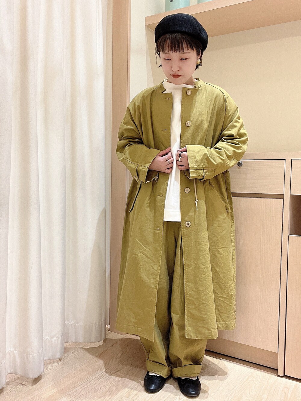 「sm2rhythm、サマンサモスモスリズム、セットアップ、セットアップスタイル、春アウター、バルーンパンツ、イエロー、春服、カジュアルコーデ、大人カジュアル、低身長コーデ、おしゃれさんと繋がりたい」｜「sm2rhythmのスタンドカラーコート（その他アウター、イエロー系）」を使った、orinaさん（レディース・153cm）の春コーディネートの4枚目の写真