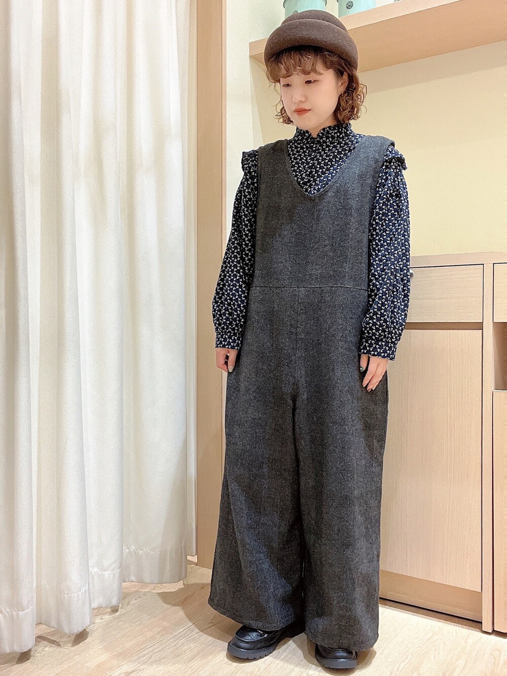 「サマンサ モスモス(Samansa Mos2)、Samansa Mos2、レトロ、小花柄ブラウス、小花柄、フリルブラウス、ゆるコーデ、大人ガーリー、サロペット、秋冬コーデ、低身長コーデ、おしゃれさんと繋がりたい」｜「Samansa Mos2のスタンドフリルブラウス（シャツ/ブラウス、ブルー系）」を使った、orinaさん（レディース・153cm）の秋コーディネートの3枚目の写真