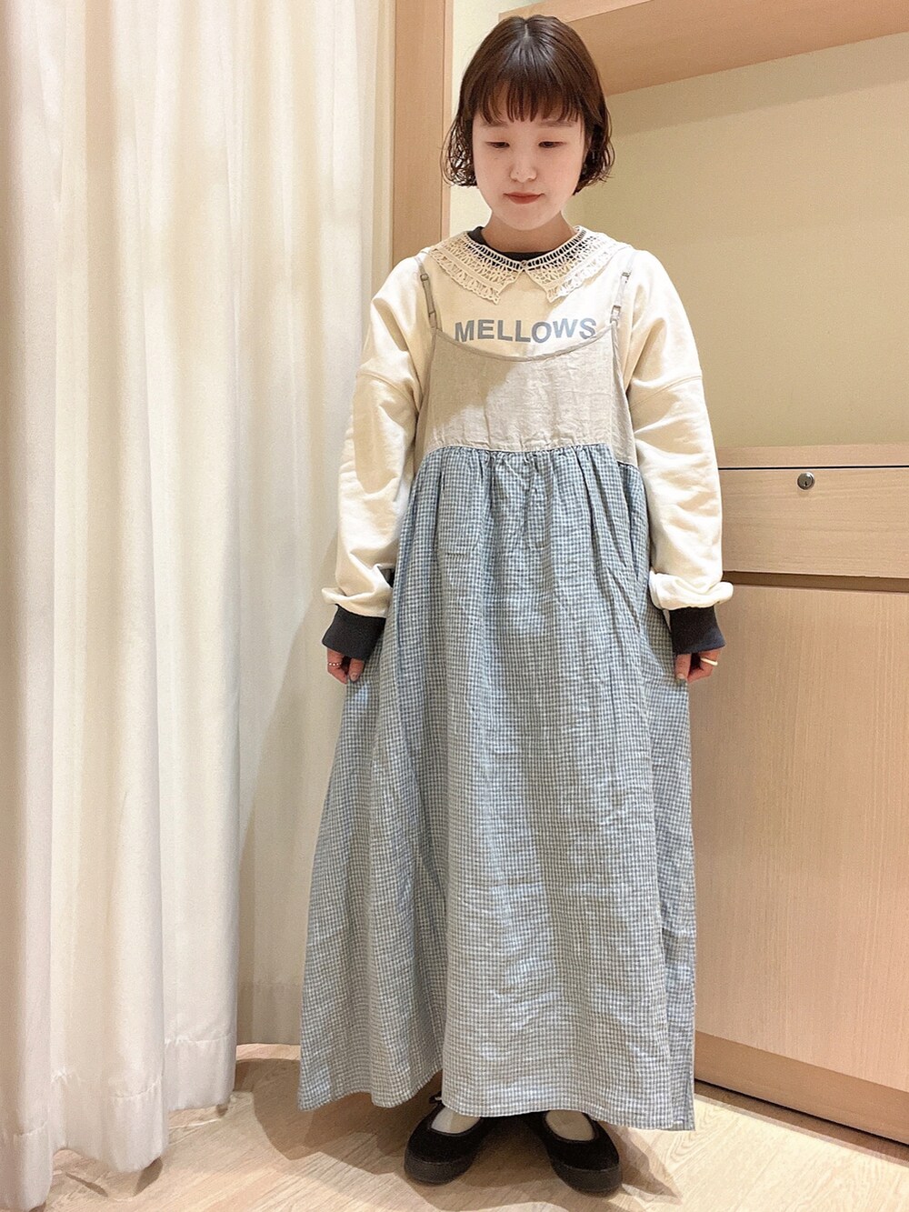「サマンサ モスモス(Samansa Mos2)、Samansa Mos2、kazumiコラボ、キャミワンピース、キャミワンピ、ミントグリーン、ギンガムチェック、ロゴスウェット、スウェット、カジュアルコーデ、カジュアル、カジュアルガーリー、つけ襟、低身長コーデ」｜「Samansa Mos2の裏毛配色リブスウェット（ニット/セーター、ホワイト系）」を使った、orinaさん（レディース・153cm）の冬コーディネートの3枚目の写真