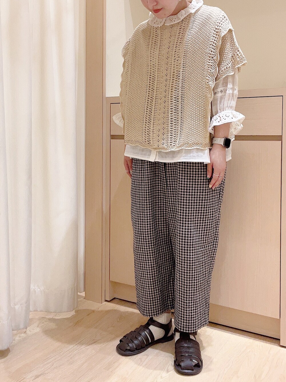 「サマンサ モスモス(Samansa Mos2)、Samansa Mos2、レースブラウス、フリルブラウス、ベスト、ニットベスト、透かし編みニット、テーパードパンツ、ギンガムチェック、ナチュラル、ガーリー、低身長コーデ、おしゃれさんと繋がりたい」|「Samansa Mos2のオブリークトゥグルカサンダル(サンダル、ブラウン系)」を使った、orinaさん(レディース・153cm)の春コーディネートの2枚目の写真