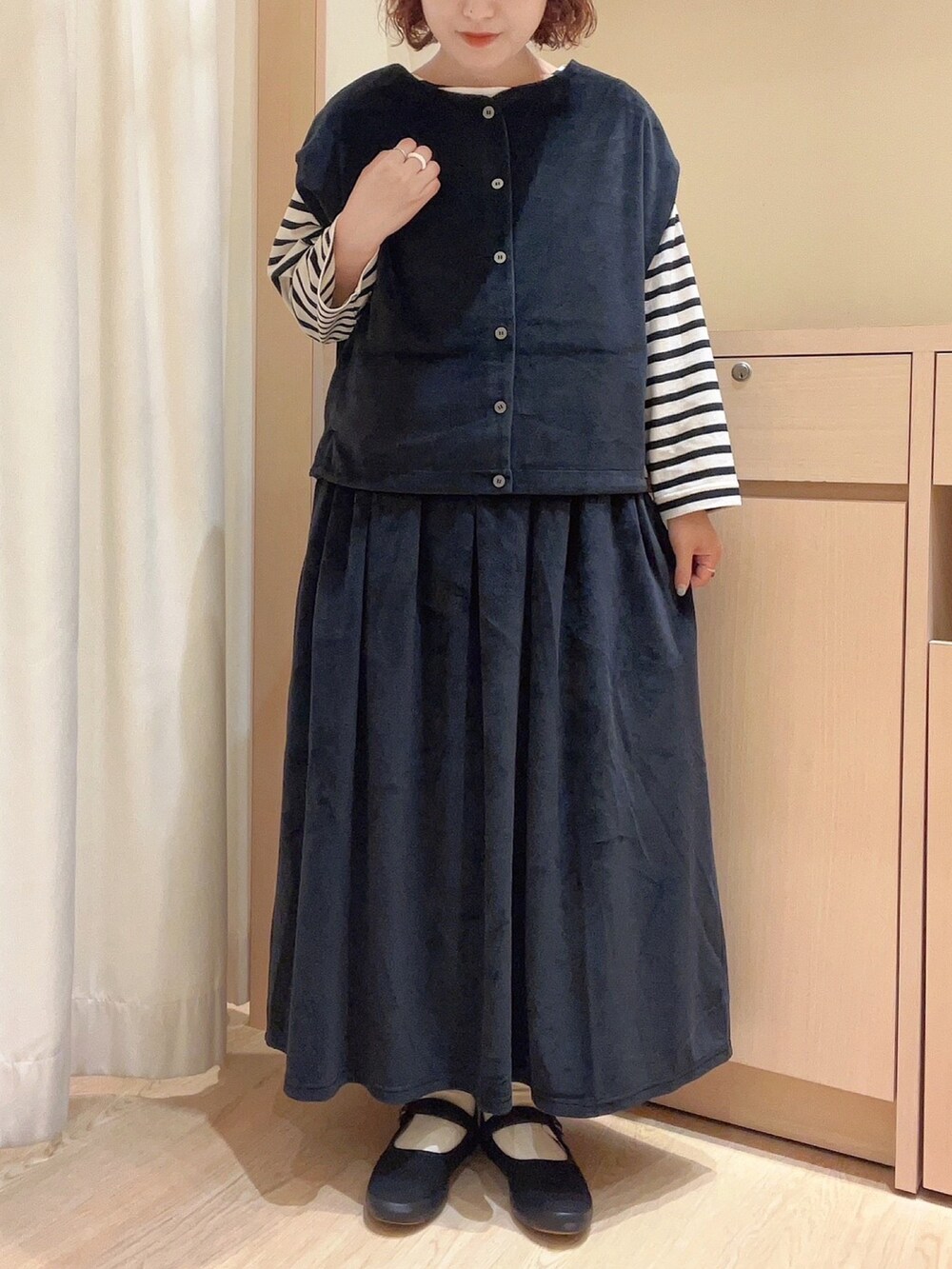 「サマンサ モスモス(Samansa Mos2)、Samansa Mos2、ベロア、ベロアワンピース、ノースリーブワンピース、ベスト、レイヤードスタイル、モノトーン、ボーダートップス、ボーダー、秋冬コーデ、低身長」|「Samansa Mos2の8分袖ボーダーカットソー(Tシャツ/カットソー、ホワイト系)」を使った、orinaさん(レディース・153cm)の秋コーディネートの3枚目の写真