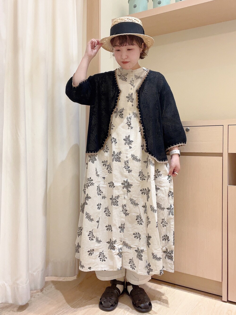 「サマンサ モスモス(Samansa Mos2)、Samansa Mos2、刺繍ワンピース、花刺繍、キナリ、カーディガン、スカラップ、ペチパンツ、初夏コーデ、低身長コーデ、ナチュラル」｜「Samansa Mos2の配色スカラップカーディガン（カーディガン/ボレロ、ブラック系）」を使った、orinaさん（レディース・153cm）の春コーディネートの5枚目の写真