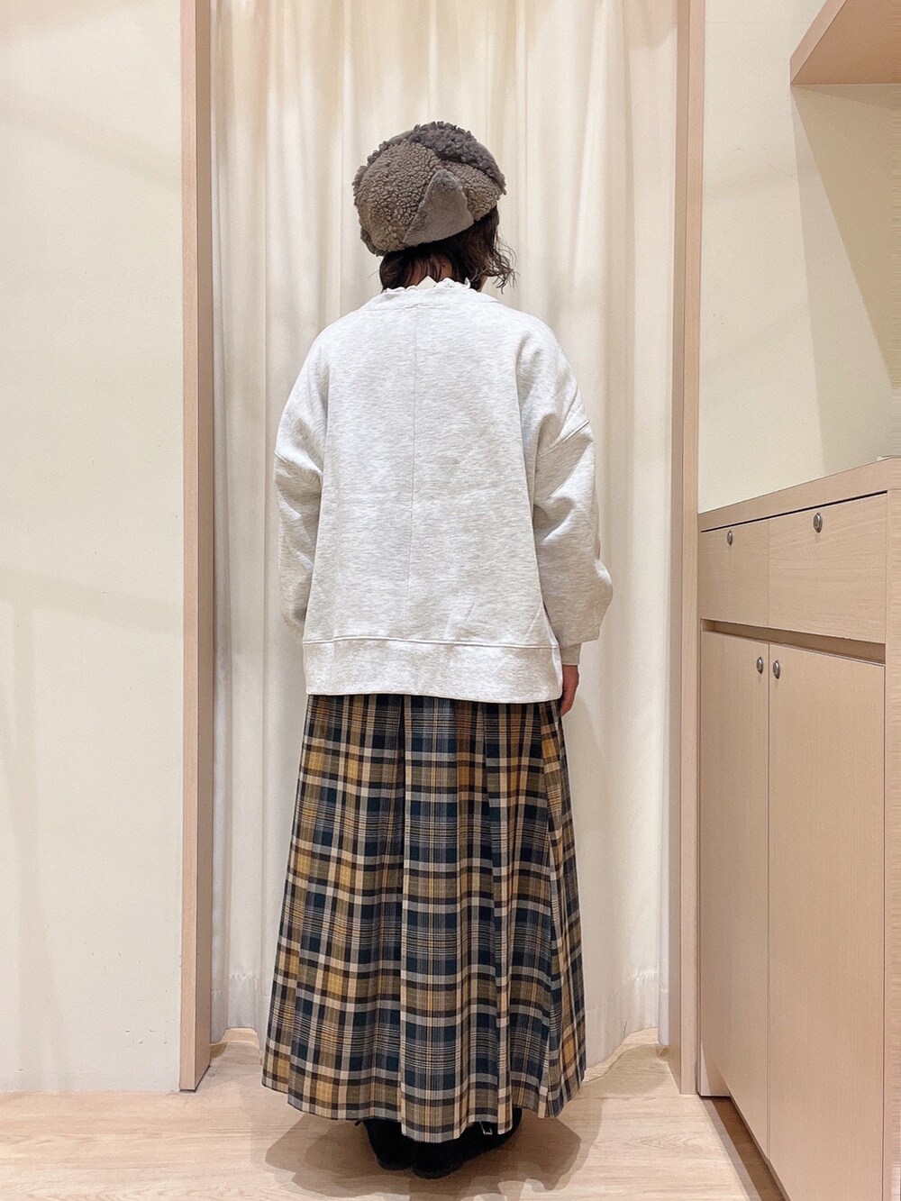 「サマンサ モスモス(Samansa Mos2)、Samansa Mos2、SM2、ロゴスウェット、スウェット、レースブラウス、チェックスカート、プリーツスカート、ボアワッチ、秋冬コーデ、古着風、低身長」｜「Samansa Mos2のボアパッチワークベレー（ハット、ブラウン系）」を使った、orinaさん（レディース・153cm）の秋コーディネートの3枚目の写真