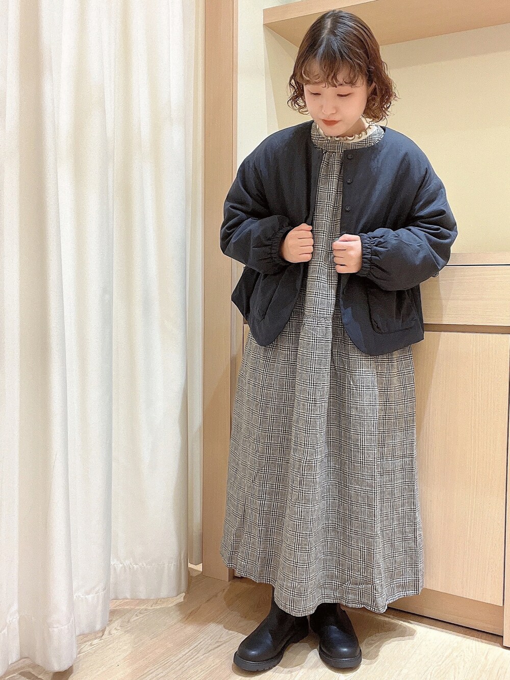 「Samansa Mos2、サマンサ モスモス(Samansa Mos2)、リネンワンピース、リネン、チェック、チェックワンピース、ショートジャケット、ノーカラージャケット、アウター、秋冬コーデ、低身長コーデ」｜「Samansa Mos2の中綿カポック混ジャケット（ノーカラージャケット、ブラック系）」を使った、orinaさん（レディース・153cm）の秋コーディネートの2枚目の写真