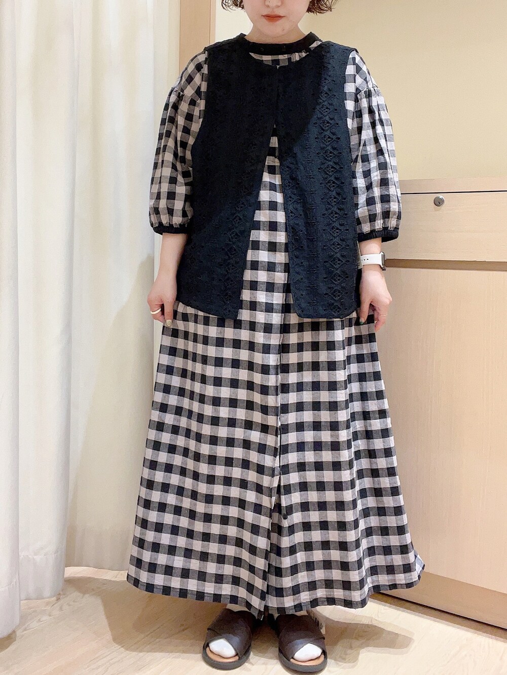 「サマンサ モスモス(Samansa Mos2)、Samansa Mos2、レースベスト、ベスト、レイヤードスタイル、チェックワンピース、ワンピース、おでかけコーデ、低身長コーデ、ガーリー、ナチュラル、おしゃれさんと繋がりたい」｜「Samansa Mos2のお花とつぼみの刺繍ペチパンツ（その他パンツ、ホワイト系）」を使った、orinaさん（レディース・153cm）の春コーディネートの3枚目の写真