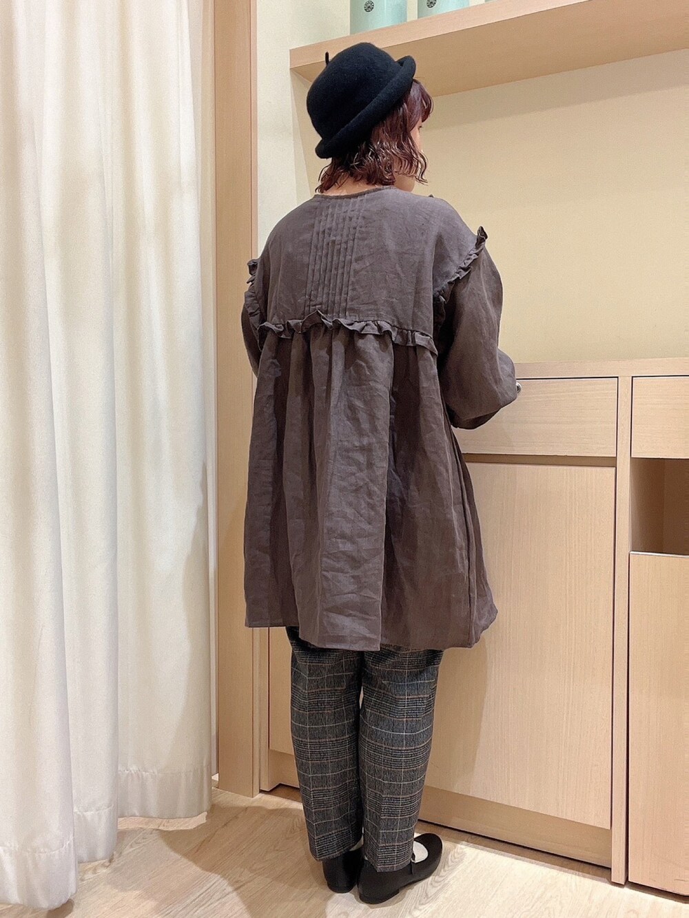 「サマンサ モスモス(Samansa Mos2)、Samansa Mos2、チュニック、リネン、麻、テーパードパンツ、チェック、秋コーデ、低身長」｜「Samansa Mos2のフリル切替リネンチュニックブラウス（チュニック、グレー系）」を使った、orinaさん（レディース・153cm）の秋コーディネートの3枚目の写真