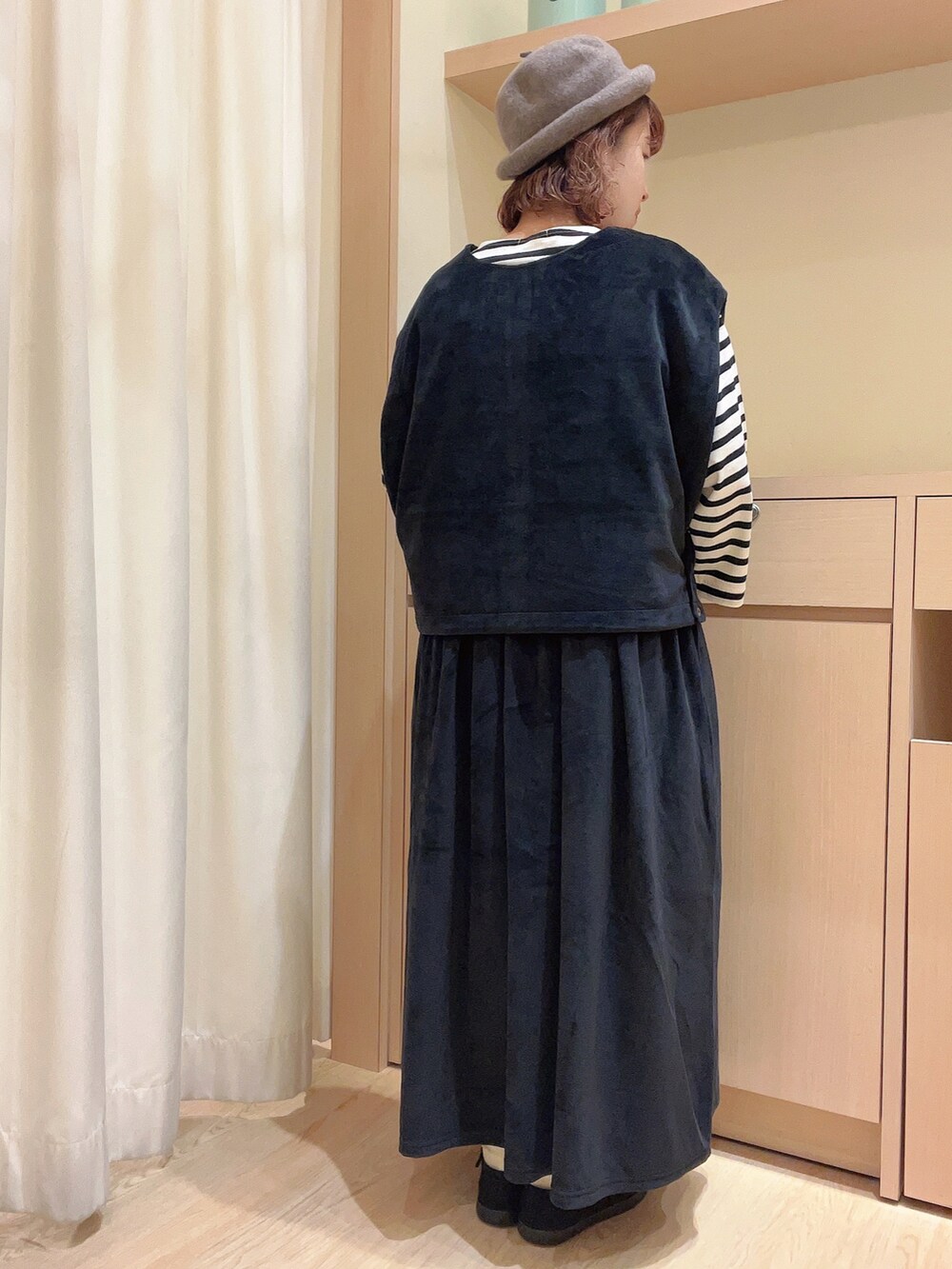 「サマンサ モスモス(Samansa Mos2)、Samansa Mos2、ベロア、ベロアワンピース、ノースリーブワンピース、ベスト、レイヤードスタイル、モノトーン、ボーダートップス、ボーダー、秋冬コーデ、低身長」|「Samansa Mos2の8分袖ボーダーカットソー(Tシャツ/カットソー、ホワイト系)」を使った、orinaさん(レディース・153cm)の秋コーディネートの4枚目の写真