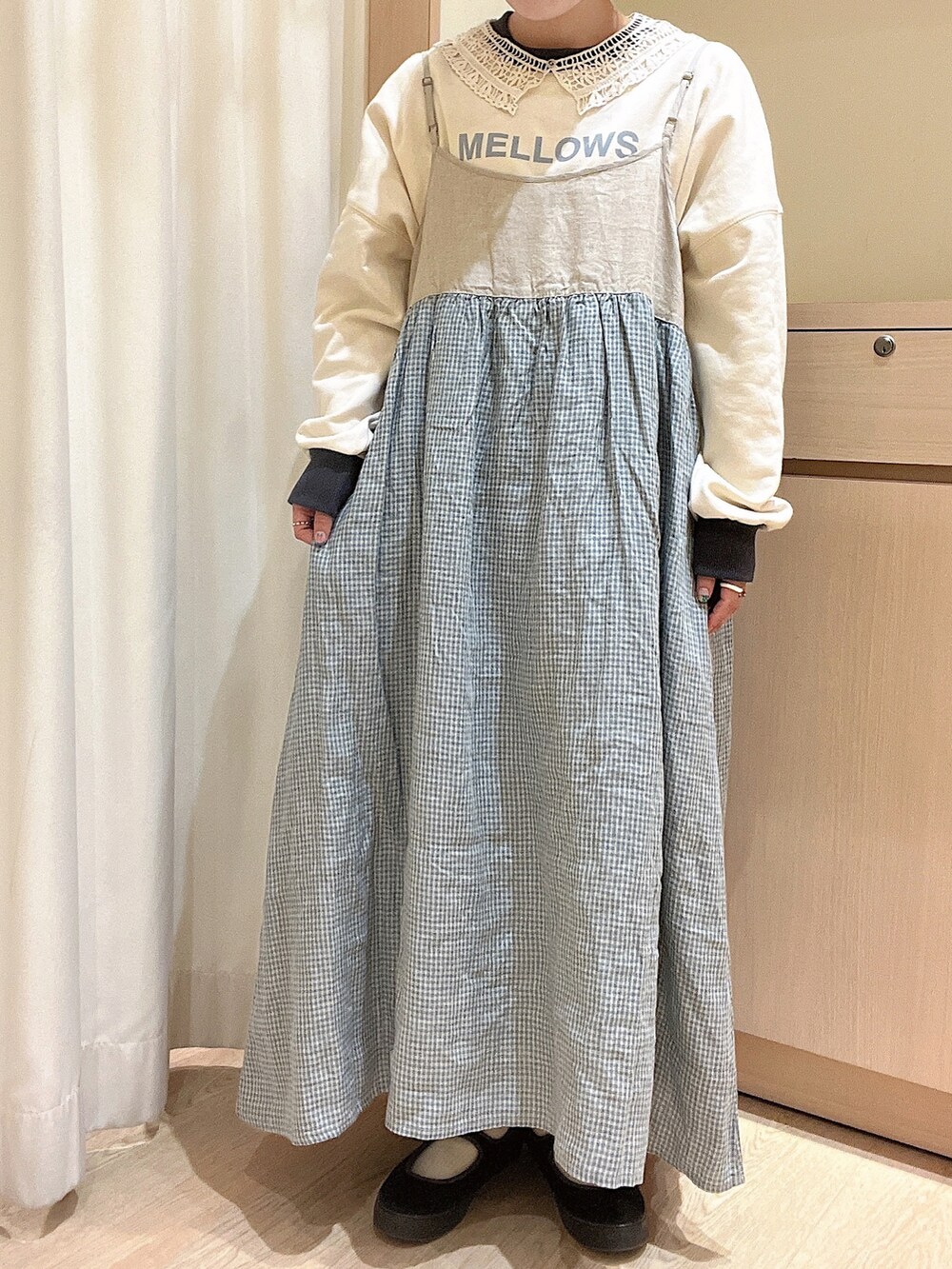 「サマンサ モスモス(Samansa Mos2)、Samansa Mos2、kazumiコラボ、キャミワンピース、キャミワンピ、ミントグリーン、ギンガムチェック、ロゴスウェット、スウェット、カジュアルコーデ、カジュアル、カジュアルガーリー、つけ襟、低身長コーデ」｜「Samansa Mos2の裏毛配色リブスウェット（ニット/セーター、ホワイト系）」を使った、orinaさん（レディース・153cm）の冬コーディネートの2枚目の写真